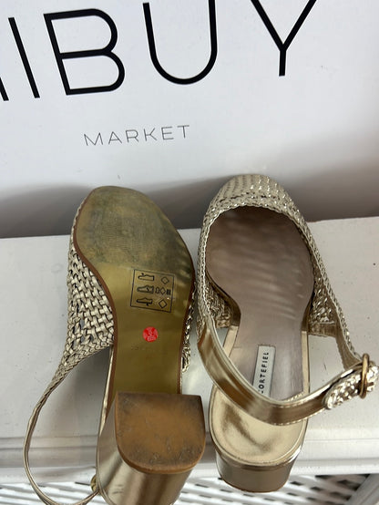 CORTEFIEL. Sandalias troqueladas doradas. T 40