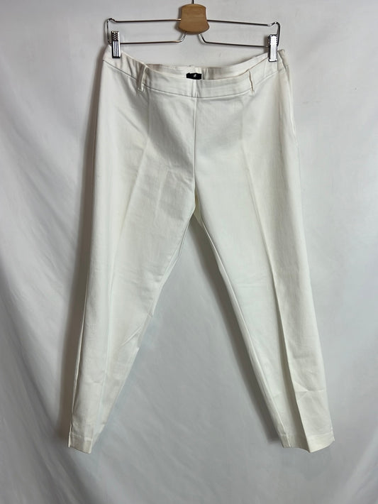 H&amp;M. White pleated cropped trousers. Size 46