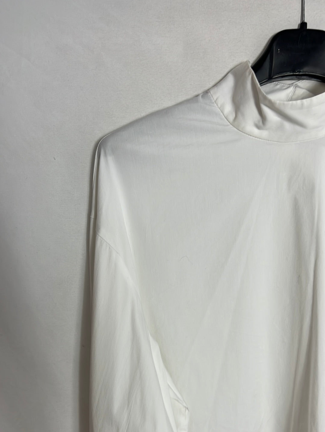 ZARA. Blusa blanca cuello perkins. T S