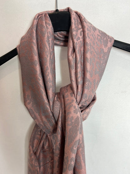 OTRAS. Fular animal print rosa