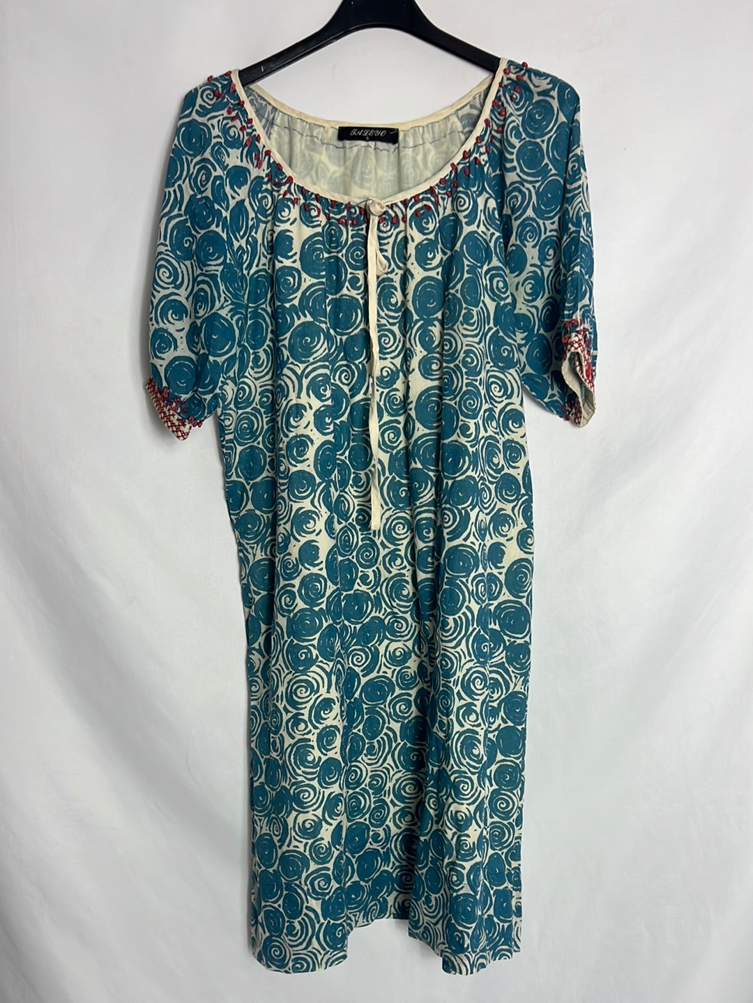 TALEYO. Vestido corto estampado y pedrería en la manga. T S