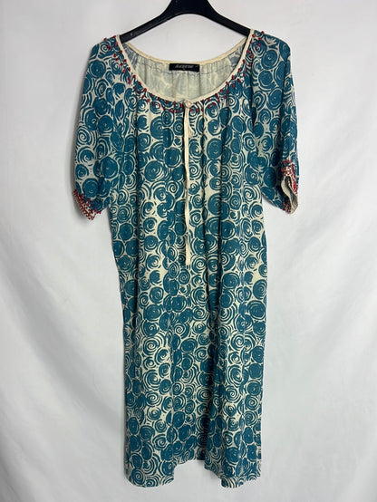 TALEYO. Vestido corto estampado y pedrería en la manga. T S