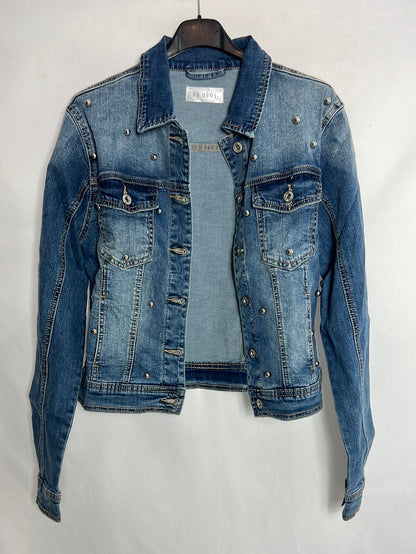 BY MÖMA. Chaqueta denim bolas plateadas. T M