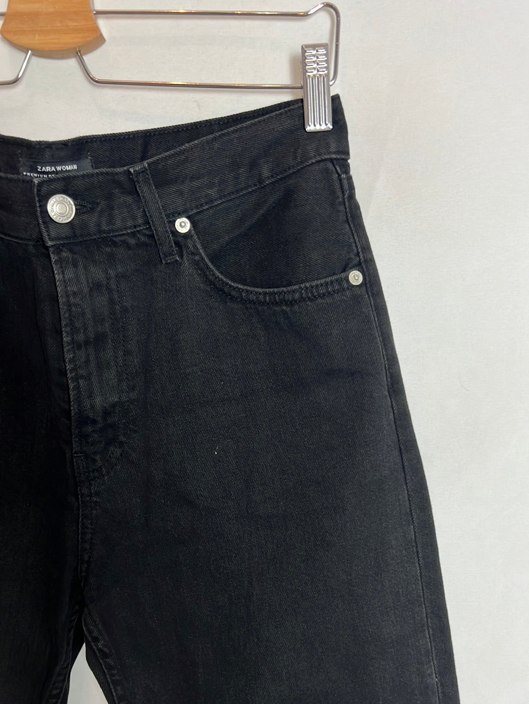 ZARA. Pantalón vaquero  recto flecos. T 36