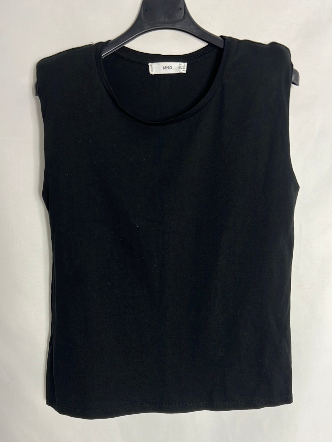 MANGO. Camiseta negra hombreras. T S