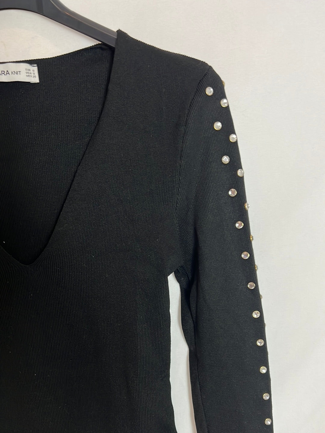 ZARA. Body negro punto detalle tachuelas. T S