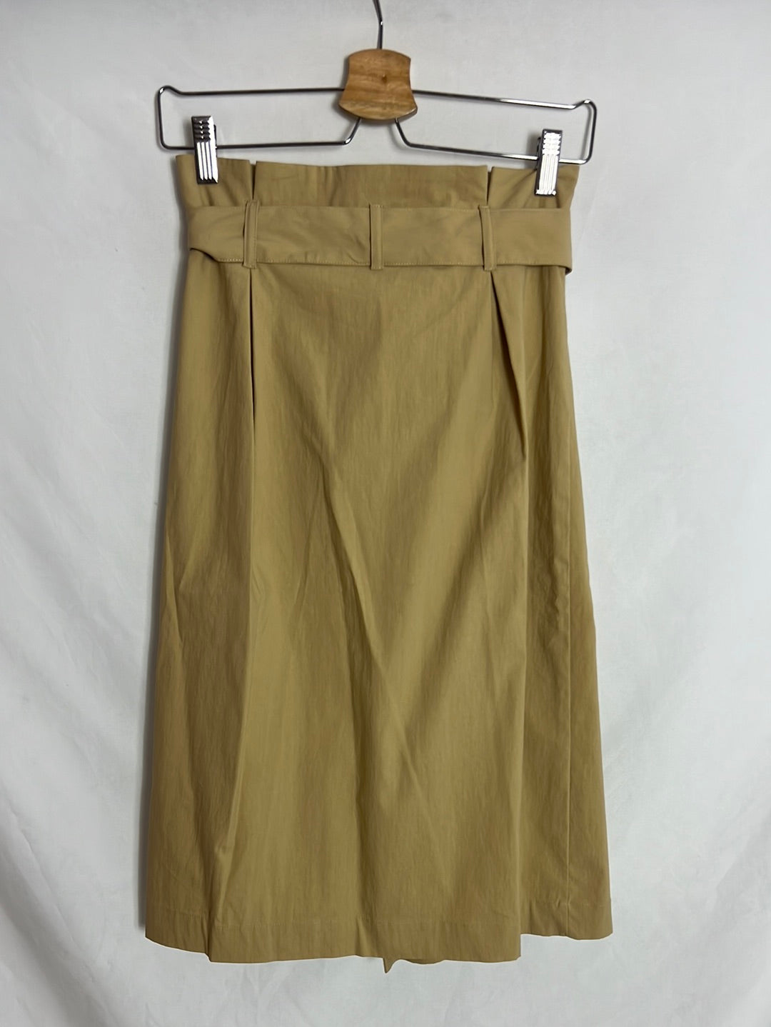 MANGO. Falda midi beige botones nácar. T S