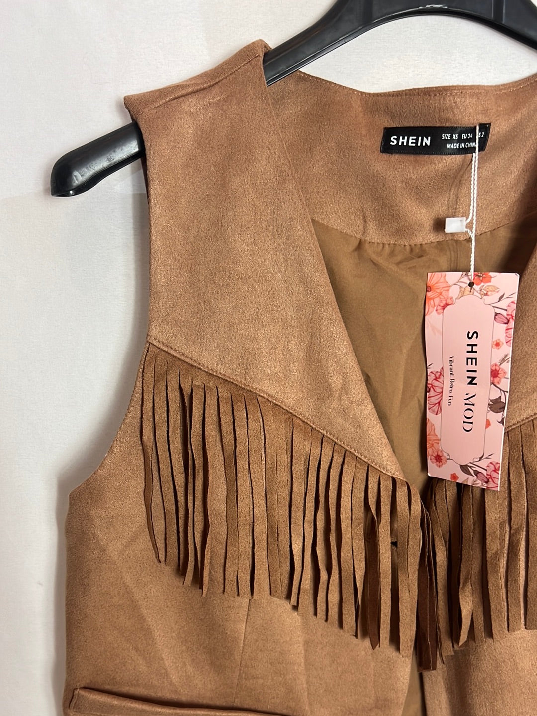 SHEIN. Chaleco came beige flecos T.xs