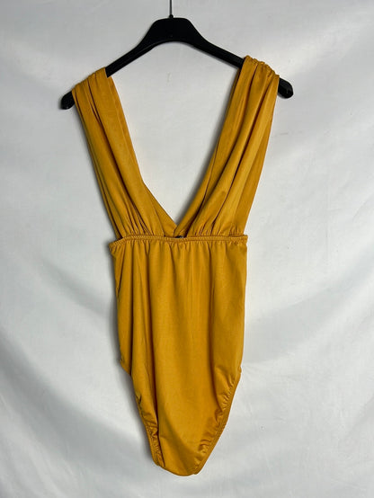 STRADIVARIUS. Body mostaza escote T.s