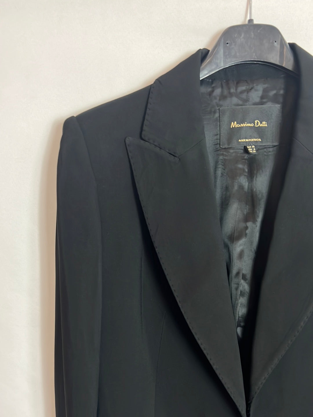 MASSIMO DUTTI. Blazer negra fluida. T 36 (tara)