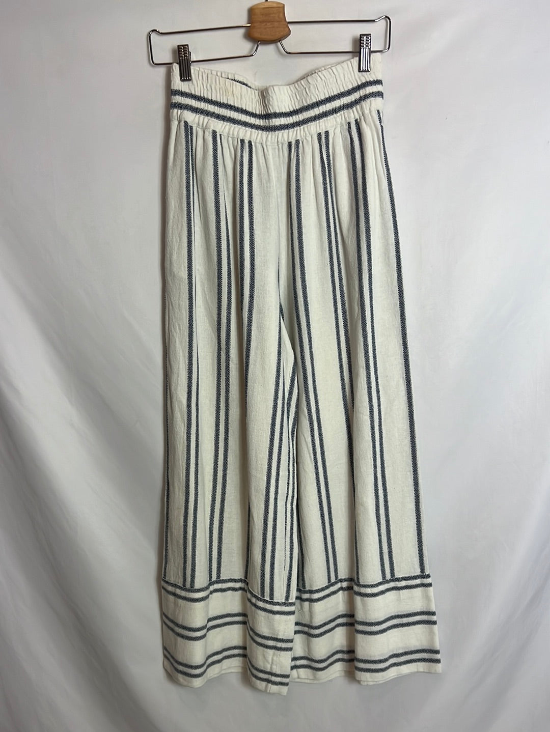 MANGO. Pantalón pata ancha textura rayas. T S