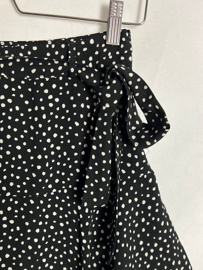 STARDIVARIUS. Short black skirt with white polka dots. TS
