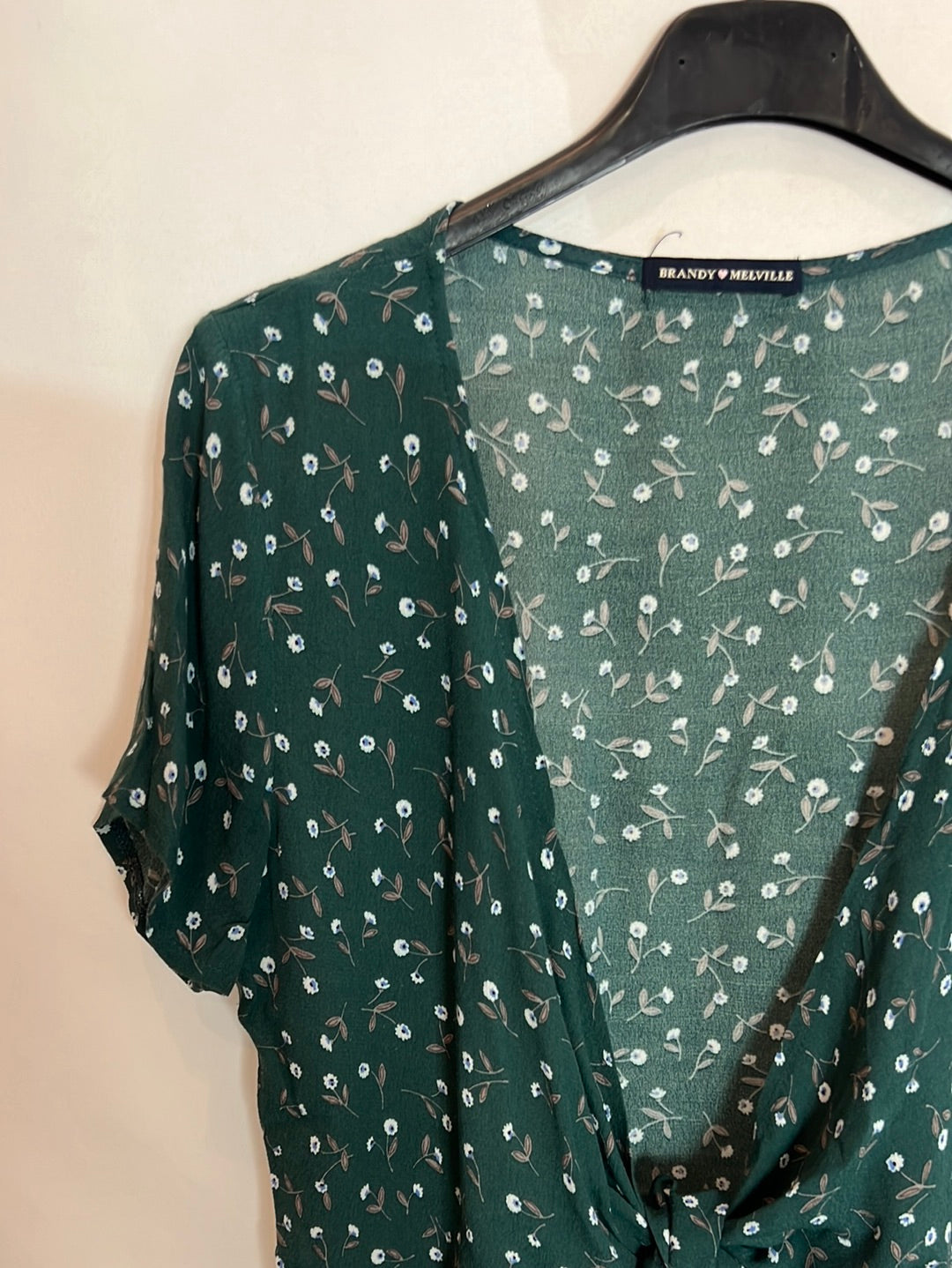 BRANDY MELVILLE. Top verde cruzado estampado. T S