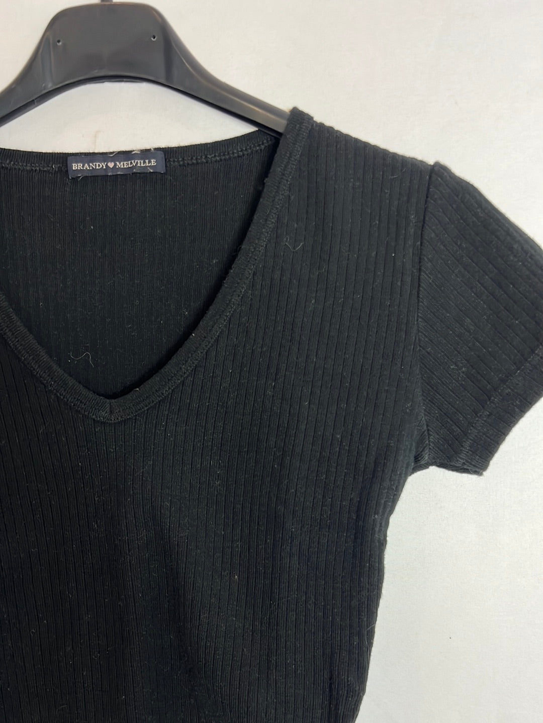 BRANDY MELVILLE. Camiseta crop canalé negra. T XS