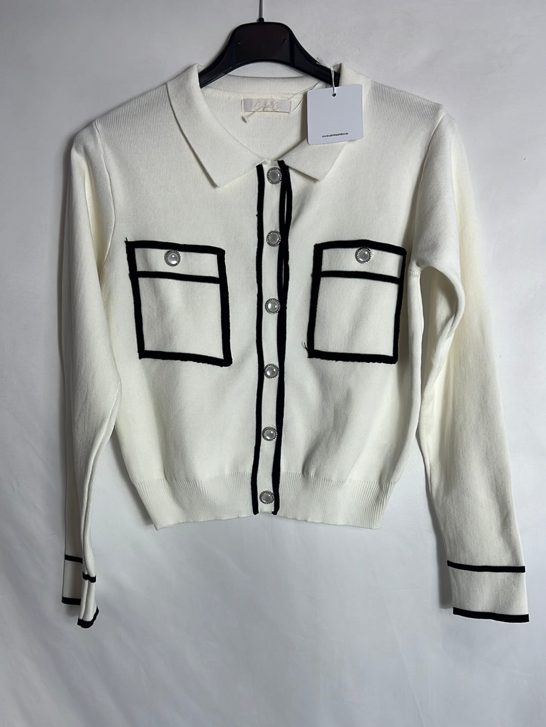 CARLOTA&amp;CO. White knit jacket with button detail. TM/L