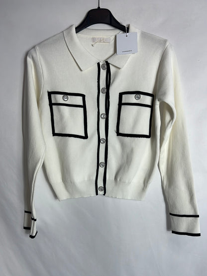 CARLOTA&amp;CO. White knit jacket with button detail. TM/L