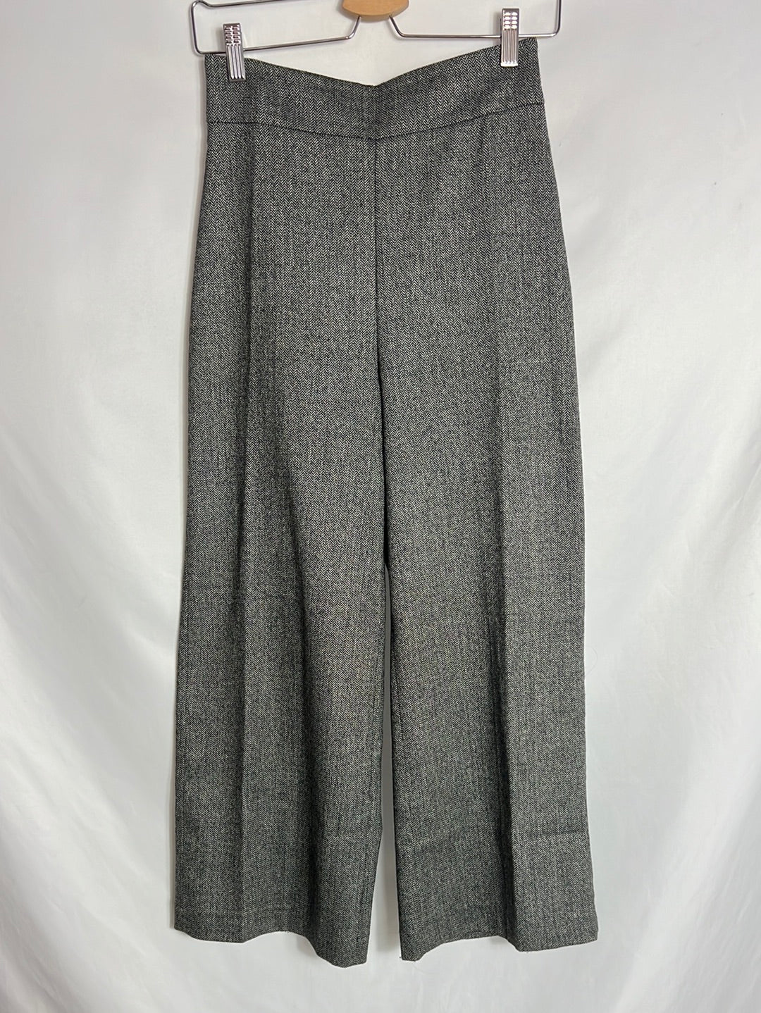 ZARA. Wide-leg grey herringbone trousers. XS