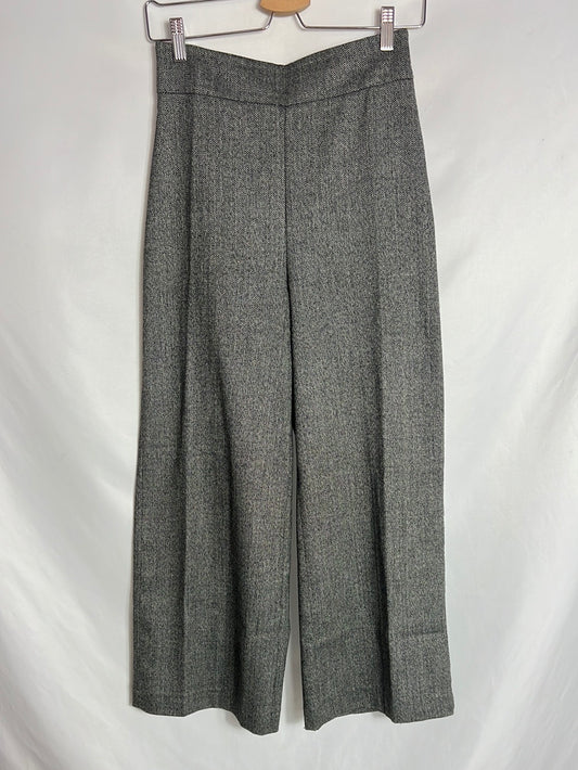 ZARA. Pantalón pata ancha espiga gris. T XS