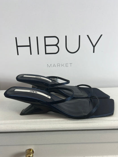 ZARA. Sandalia azul satinada tacón diseño. T 38