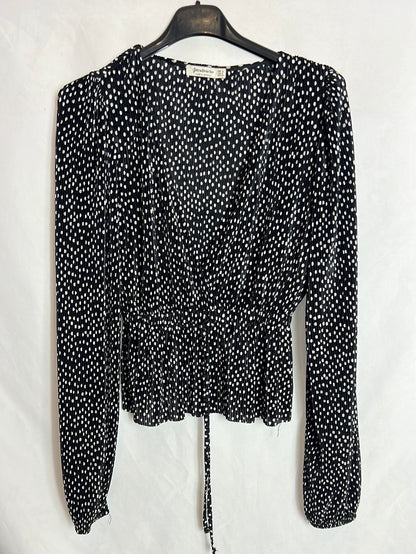STRADIVARIUS. Blusa cruzada puntos. T.s