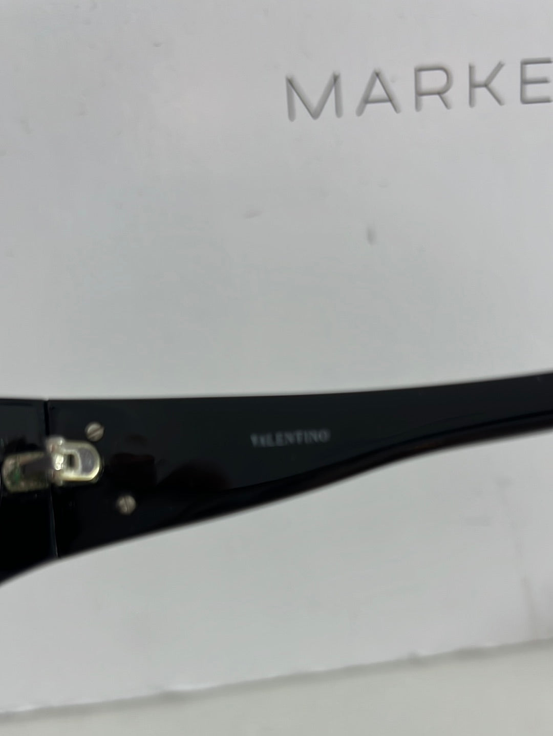 VALENTINO. Gafas de sol negras