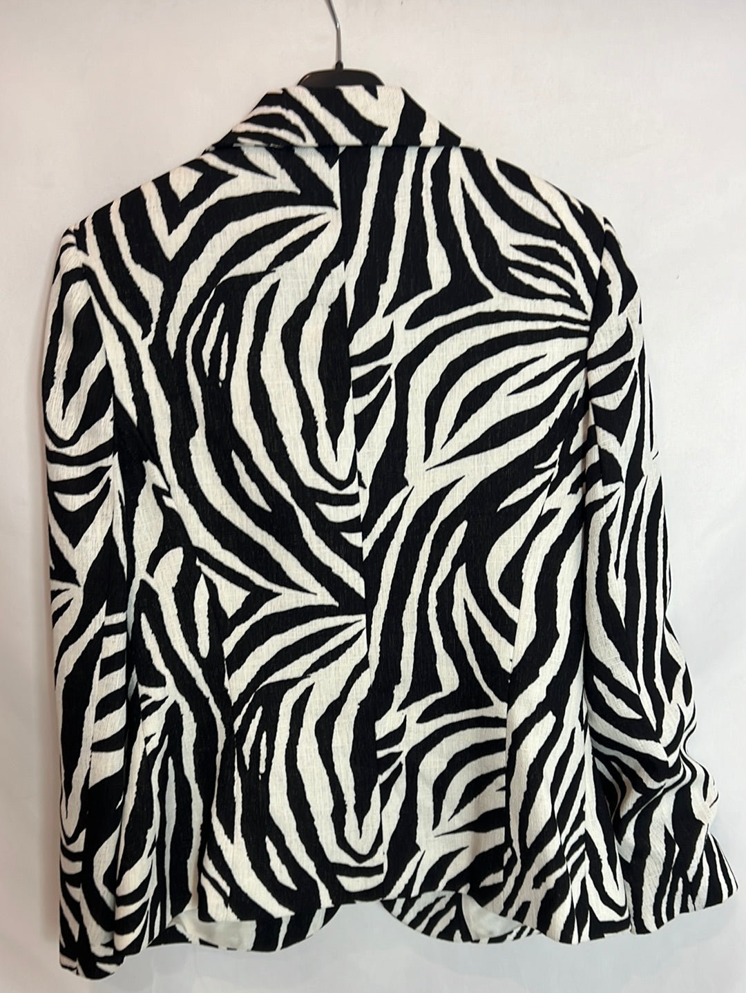 SERGE DONAIN. Blazer estampado cebra y pedrería. T 40