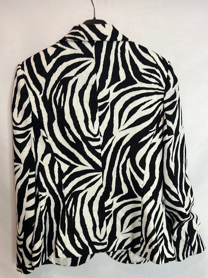 SERGE DONAIN. Blazer estampado cebra y pedrería. T 40