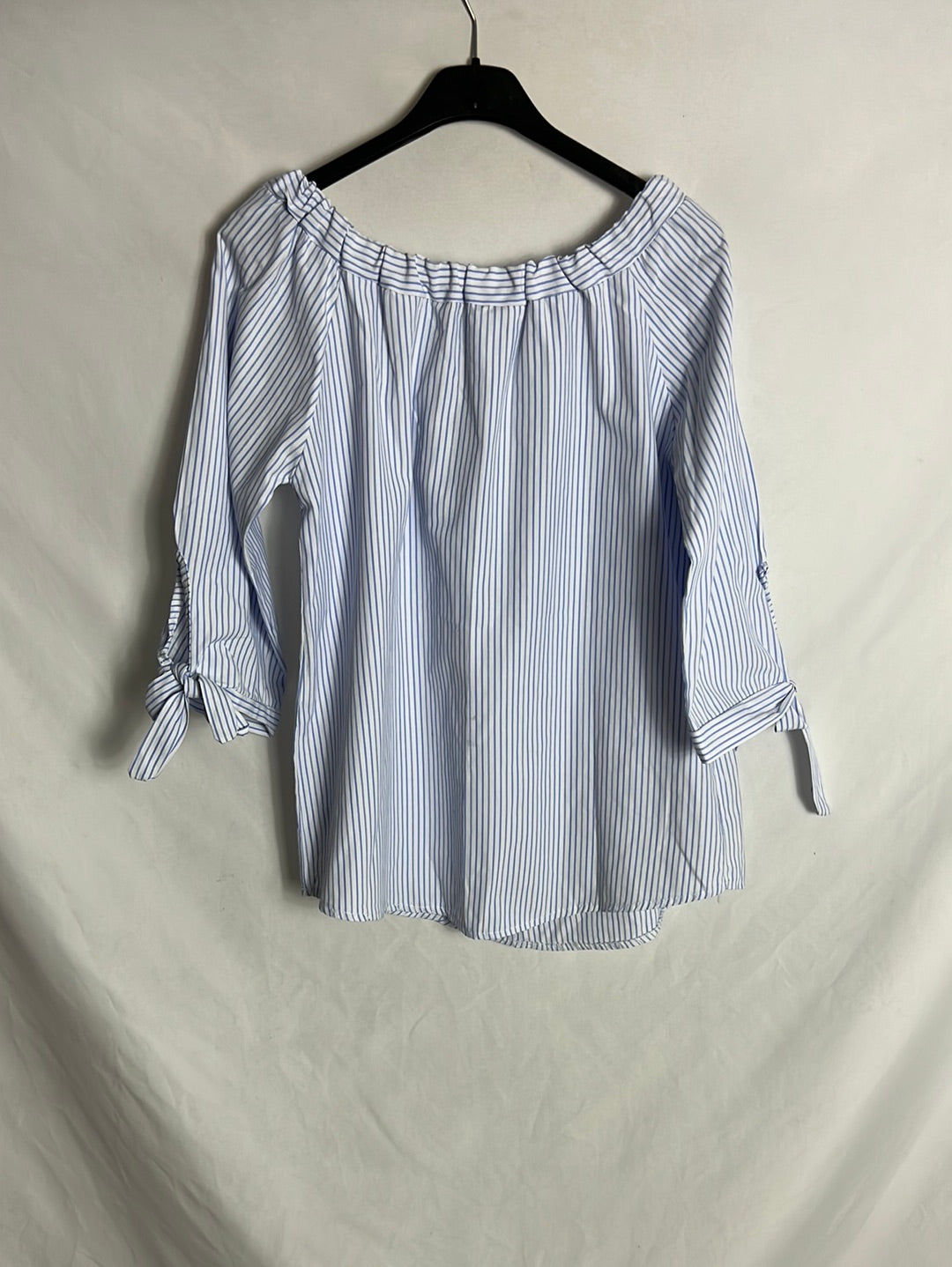 OTRAS. Blusa blanca rayas  hombros al aire. T M