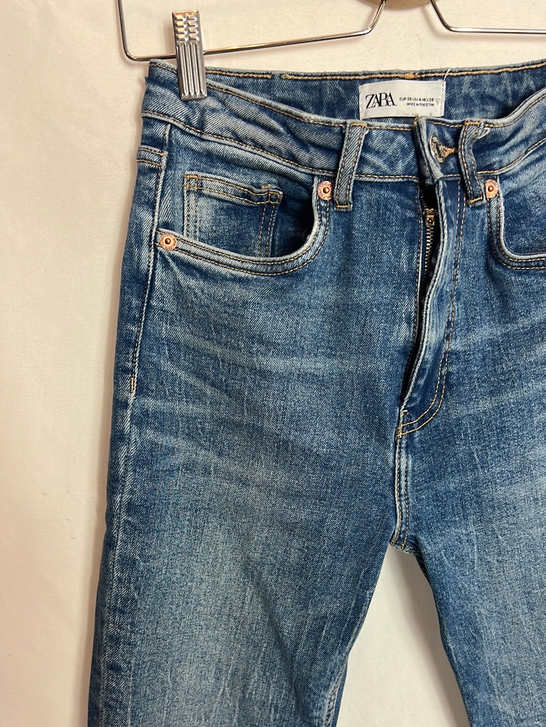 ZARA. Pantalón denim acampanado. T 36