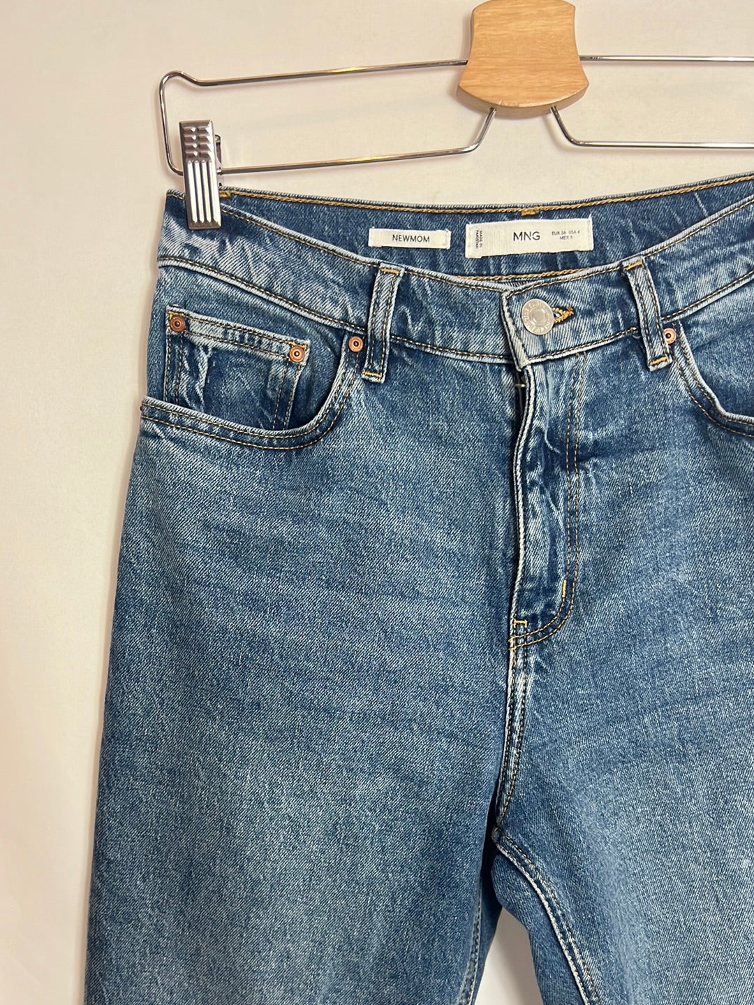 MANGO. Pantalones denim mom fit. T 36
