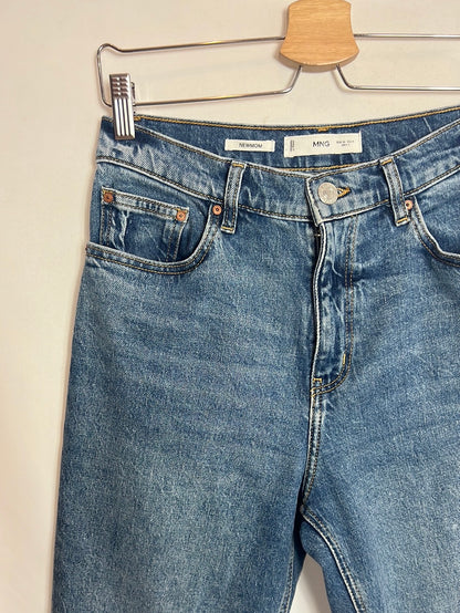 MANGO. Pantalones denim mom fit. T 36