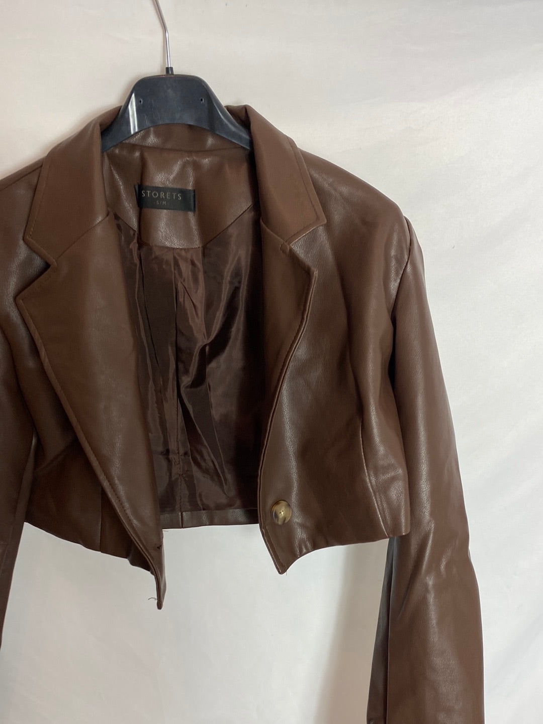 STORETS. Blazer crop marrón polipiel. T.S/M