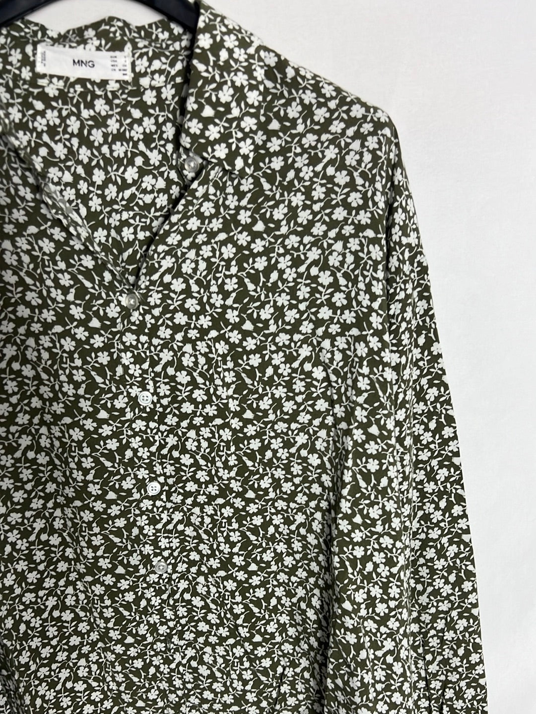MANGO. Blusa verde flores mini blancas. T s