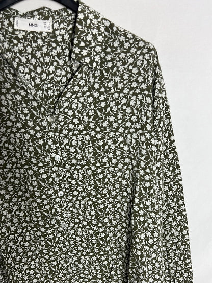 MANGO. Blusa verde flores mini blancas. T s
