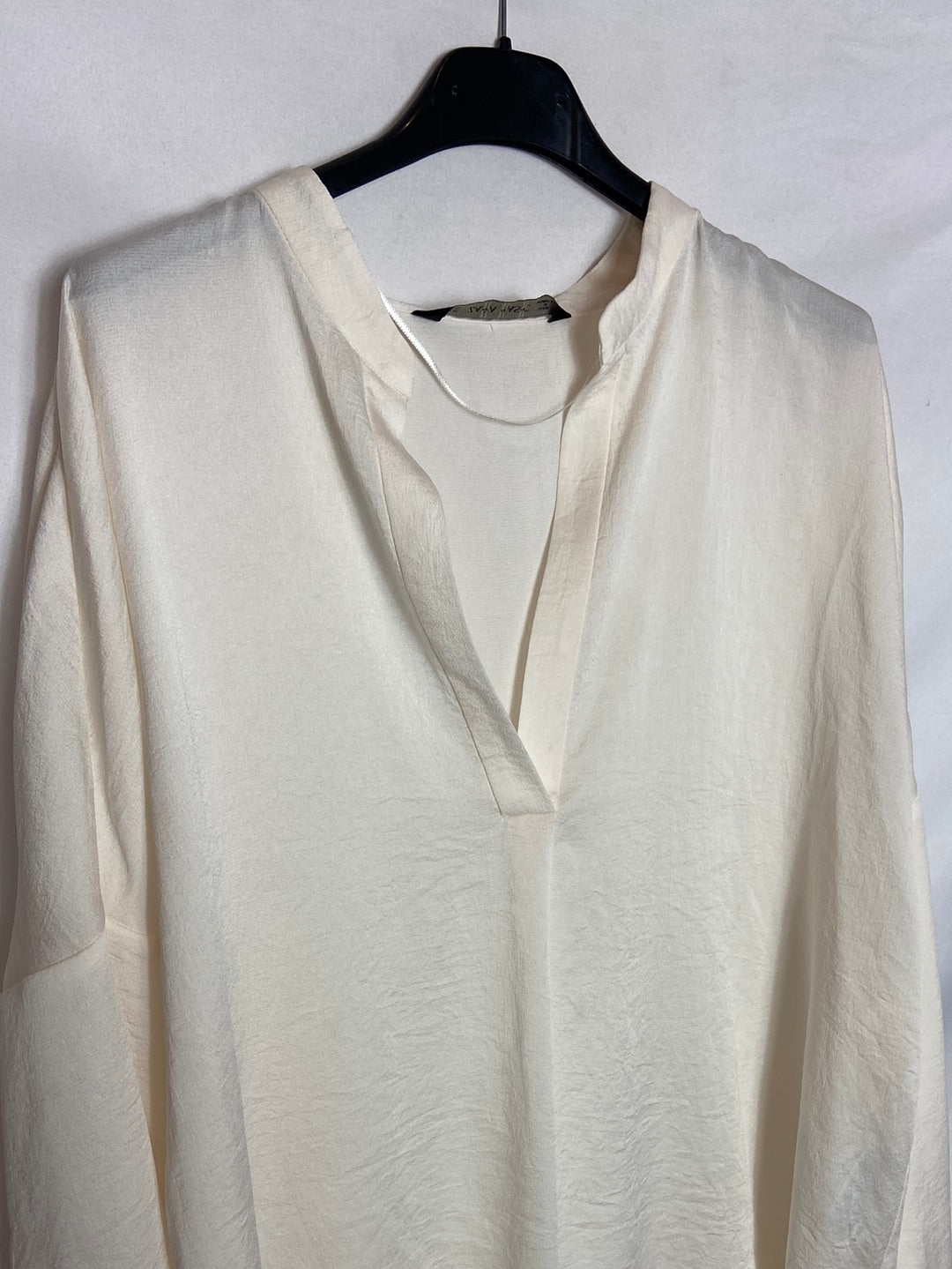 ZARA. Blusa blanca fluida cuello de pico T.XL