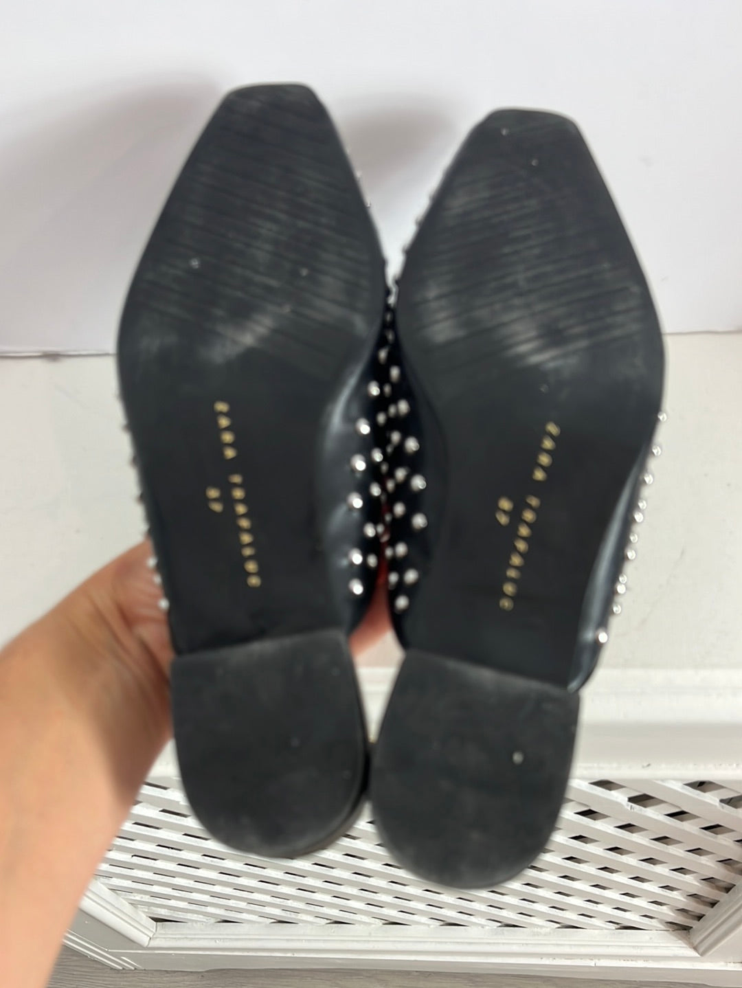 ZARA. Mules tachuelas negras T.37