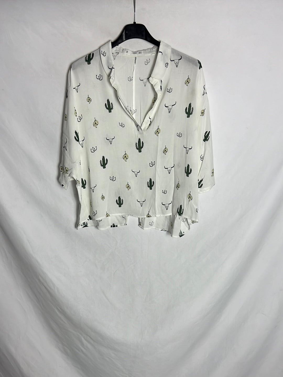 MANGO. Blusa blanca manga corta dibujos. T M