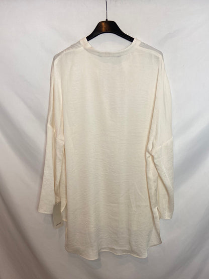 ZARA. Blusa blanca fluida cuello de pico T.XL