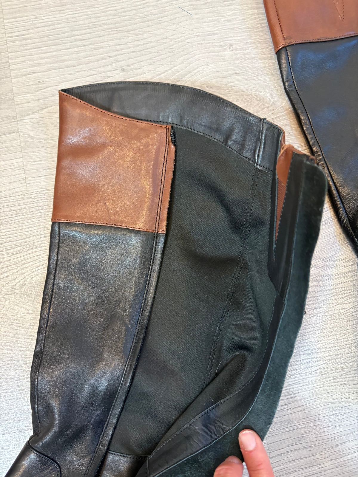 GEOX. Botas piel negras detalle marrón. T 39,5