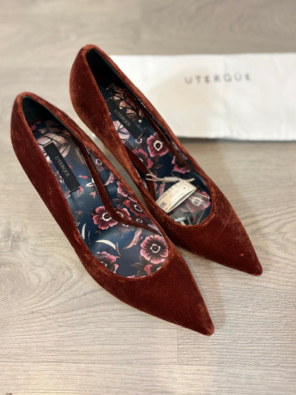 UTERQÜE. Tacones terciopelo caldero. T 39