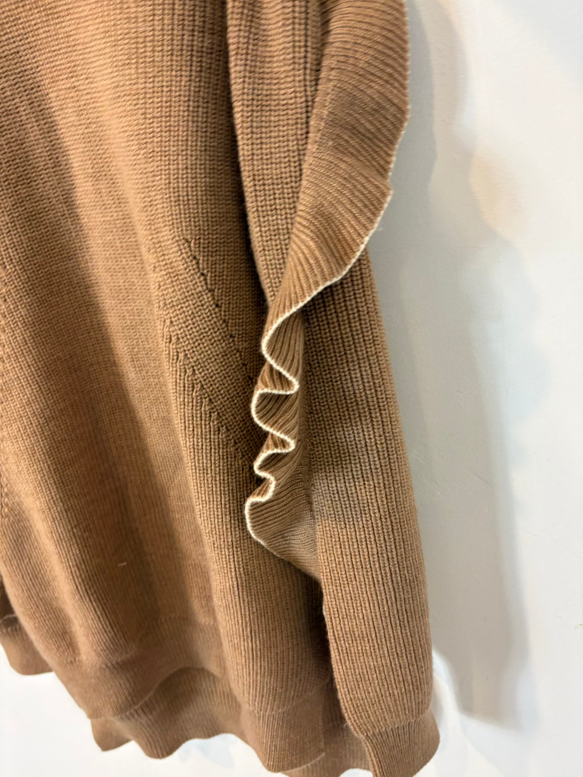 Nº 21. Jersey lana  camel detalle mangas