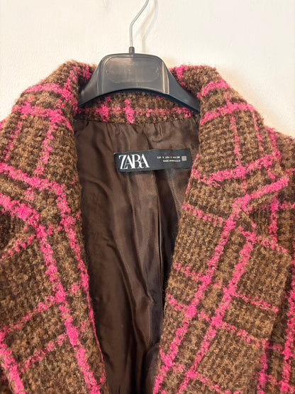 ZARA. Abrigo marrón cuadros en rosa