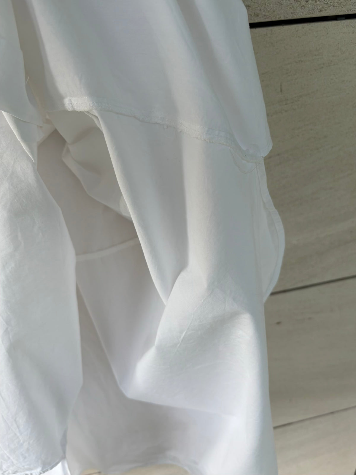 ZARA. Camisa blanca detalle botones