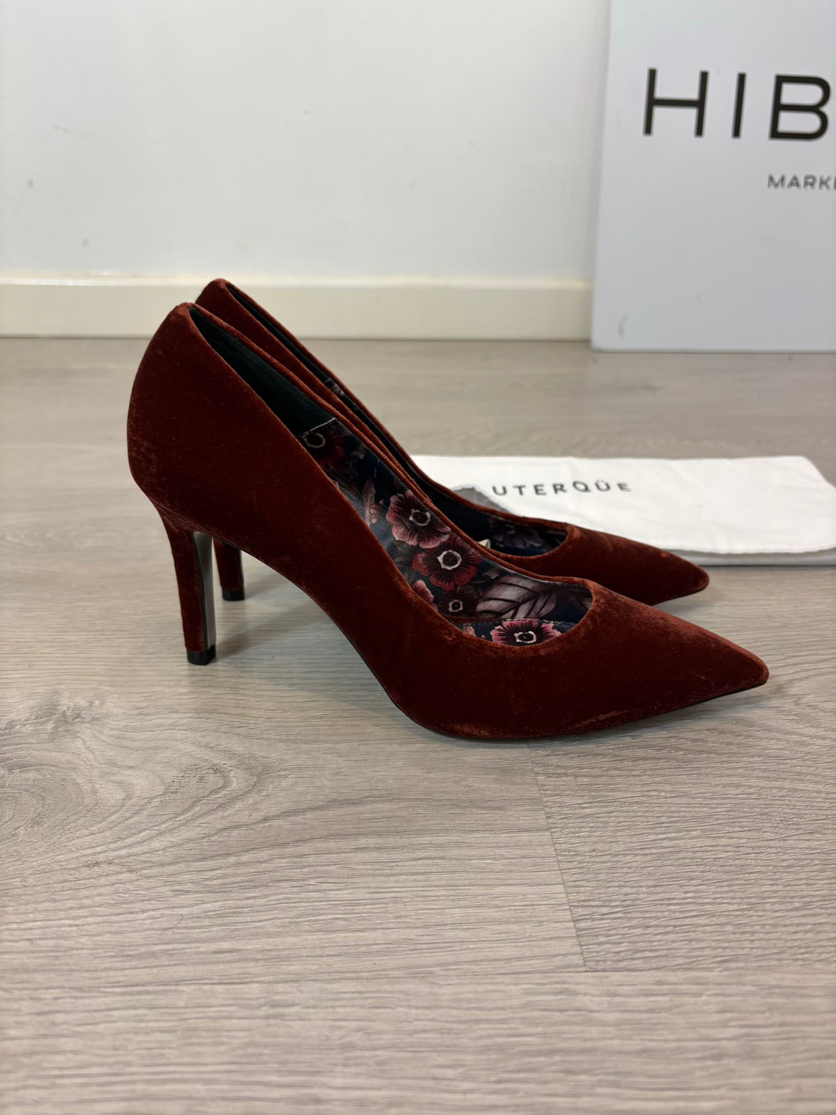 UTERQÜE. Tacones terciopelo caldero. T 39