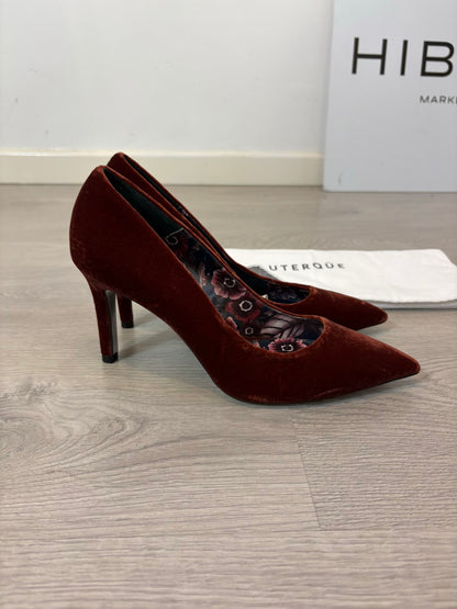 UTERQÜE. Tacones terciopelo caldero. T 39
