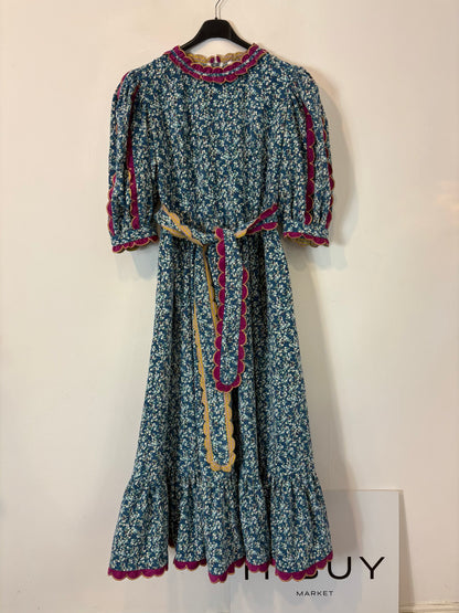 CELIA B. Vestido estampado con detalles