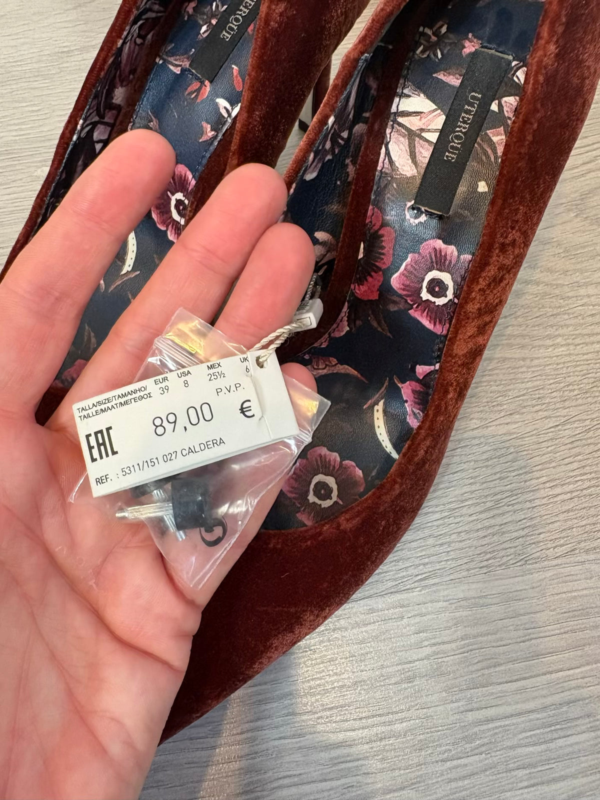 UTERQÜE. Tacones terciopelo caldero. T 39