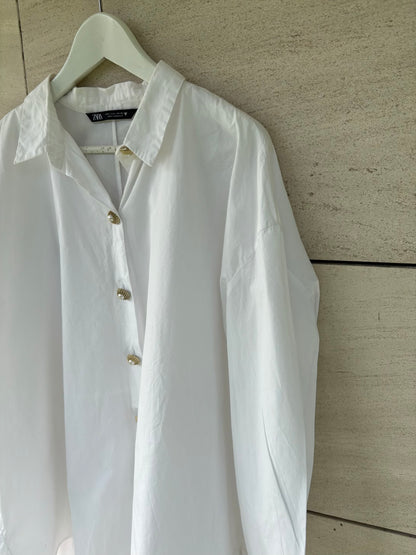 ZARA. Camisa blanca detalle botones