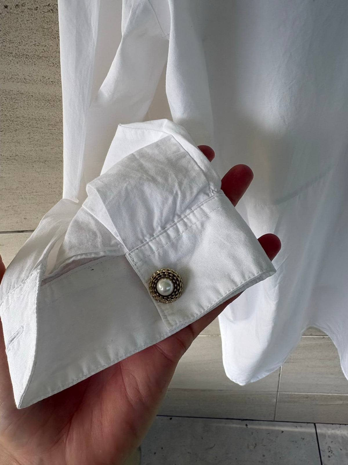 ZARA. Camisa blanca detalle botones