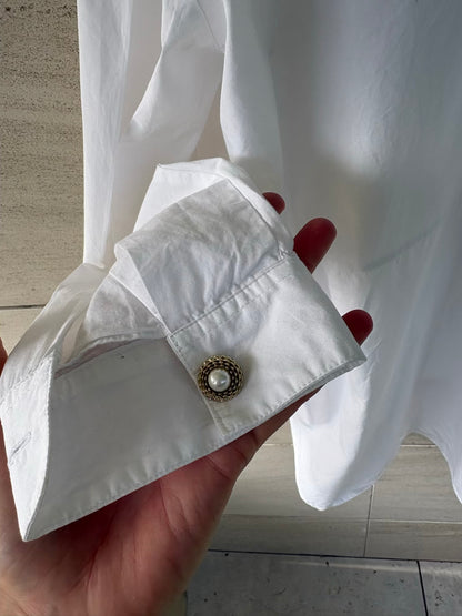 ZARA. Camisa blanca detalle botones